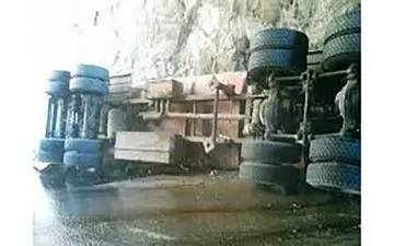 واژگونی تانکرحامل سوخت مازوت در محور سقز مریوان 