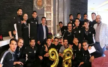 عکس یادگارى اعضاى تیم امید در کنار سفره هفت سین + تصاویر