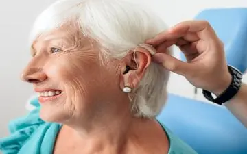 کاهش چشمگیر خطر زوال عقل با یک راه‌حل ساده: قبل از ۷۰ سالگی سمعک بگذارید!