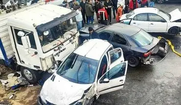 تصادف عجیب در تهرانپارس/ برخورد شدید یک کامیون با 12 خودرو 