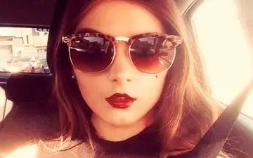 اخراج گویندۀ زن انگلیسی به خاطر زیبایی 