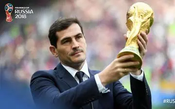 عکس/ جام با دستان یک گلر به افتتاحیه رسید