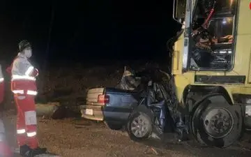 اولین تصویر از له شدن پژو زیر چرخ های تریلی / 4 فوتی و مصدوم بر جای ماند
