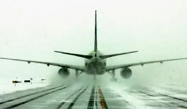 فرود هواپیما در کولاک برف اردبیل، صحنه‌ای تماشایی و نفس‌گیر | فیلم