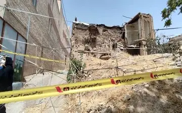 ریزش منزل مسکونی بافت فرسوده در خیابان مدرس کرمانشاه