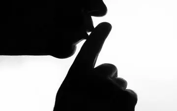 آزار شیطانی دختران جوان توسط عاشق شکست‌خورده
