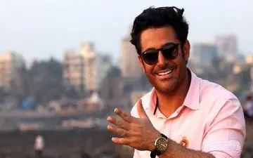 عکس عجیبی که از “گلزار” در وسط یک پاساژ شکار شد+تصویر 