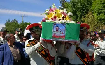 دلتنگی و گریه جانسوز فرزند شهید بر سر مزار پدرش