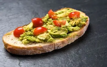 شش ماده غذایی سالم که باعث چاقی می‌شوند
