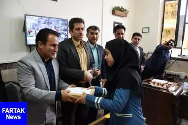 دلجویی مدیرکل آموزش و پرورش کرمانشاه از دانش آموزانی که منازلشان را آب گرفته است+ تصاویر