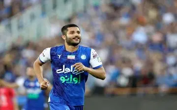 بازیکن آبی پوش باید به فکر تیم دیگری باشد