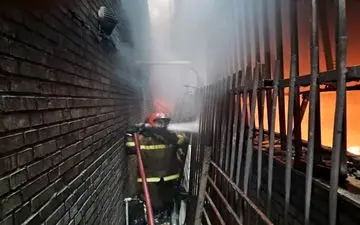 حریق انبار کاغذ در خیابان ظهیرالاسلام تهران