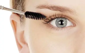 ریمل میزنی مژه هات به هم می‌چسبه؟ این طوری که من میگم بزن تا نچسبه!