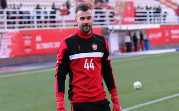 خبر خوش برای پرسپولیسی‌ها؛ دروازه‌بان سرخ‌ها ماندنی شد+عکس