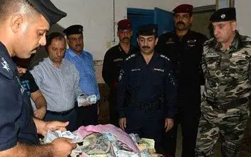 پیر زن گدا میلیاردر از آب درآمد