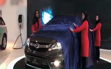 استفاده ابزاری از بانوان ایرانی در نمایشگاه خودرو تهران + فیلم