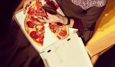 سوگل قلاتیان در حال خوردن پیتزا، سر صحنه نمایش (عکس)