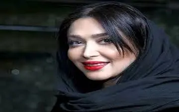 سارا منجزی پور در کنار آدم برفی غول پیکر