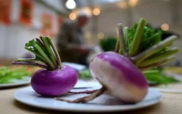 خوردن شلغم برای این افراد ممنوع است و عوارض دارد