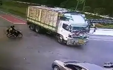 بی توجهی راننده کامیون به تصادف وحشتناک با موتورسیکلت + فیلم 