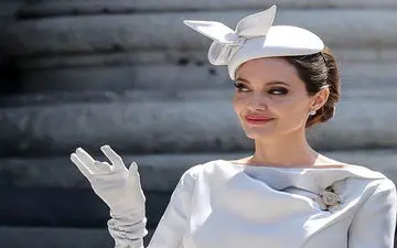 تیپ و لباس آنجلینا جولی در ملاقات با ملکه انگلستان