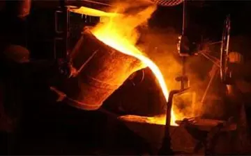 لحظه پاره شدن سیم جرثقیل سقفی حاوی پاتیل مواد مذاب در کرمان +فیلم