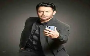 عکس/ خودنمایی مصنوعی محمدرضا گلزار با خودروی فوق لاکچری اش!