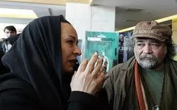  محمدرضا شریفی نیا به همراه همسر و دخترانش در یک مراسم