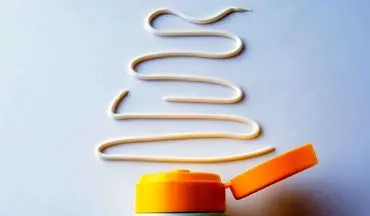 ضد آفتاب رنگی بزنیم یا بی‌رنگ؟/ این کرم ها را زیر کرم ضد آفتاب بزنید
