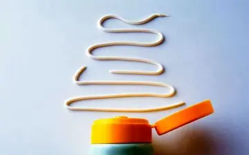 ضد آفتاب رنگی بزنیم یا بی‌رنگ؟/ این کرم ها را زیر کرم ضد آفتاب بزنید