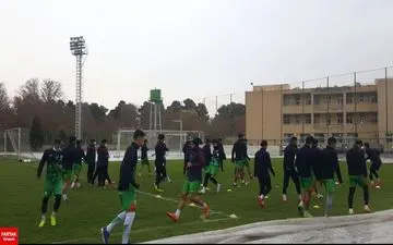 
تمرین تیم ذوب آهن در هوای بارانی
