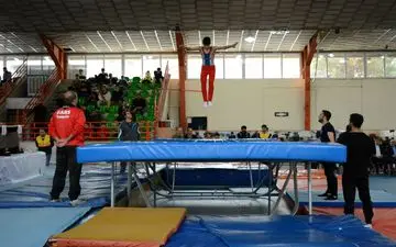 هنرنمایی ژیمناست‌ها بر روی ترامپولین در  نخستین المپیاد استعدادهای ورزشی برتر کشور