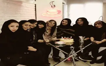 دورهمی جشن تولد «سحر قریشی» در کنار کیک تولدش 