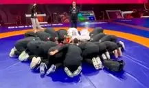 سجده ستاره های کشتی آزاد به پرچم ایران بعد از قهرمانی + ویدئو