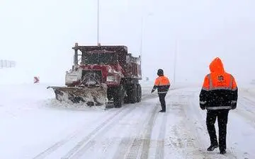 انجام بیش از ۷ هزار و ۴۰۰ کیلومتر باند عملیات برف‌روبی در محورهای مواصلاتی استان

