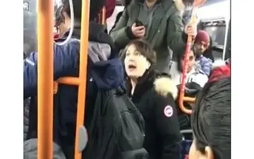 واکنش جالب زن جوان به چند مرد هوسباز در اتوبوس! +فیلم