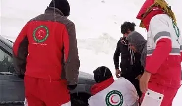 امداد‌گران هلال احمر آذربایجان‌غربی ۴۲ خودروی گرفتار در برف و کولاک را نجات دادند