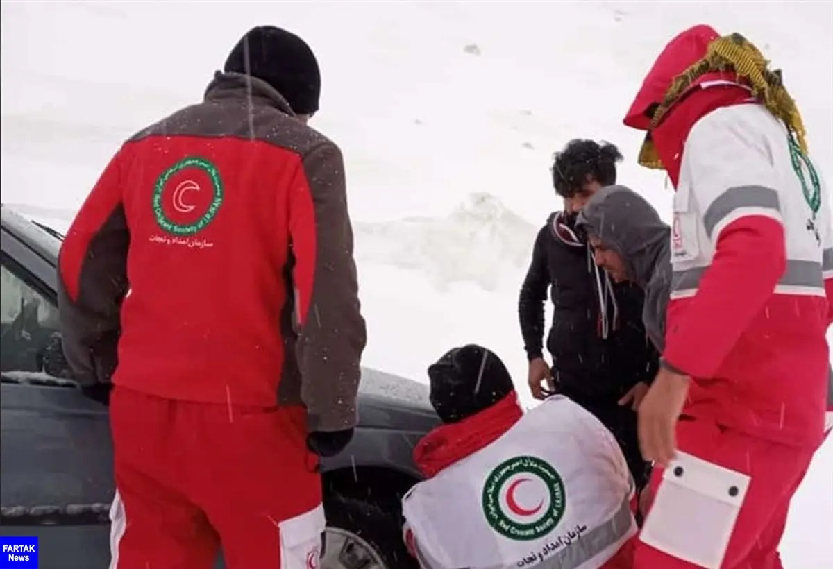 امداد‌گران هلال احمر آذربایجان‌غربی ۴۲ خودروی گرفتار در برف و کولاک را نجات دادند