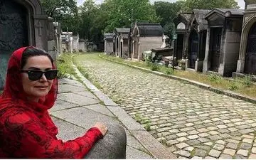 عکس جالب خانم بازیگر ایرانی در یک گورستان خارجی!