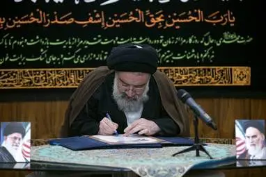 امضای اعتبارنامه ریاست جمهوری پزشکیان توسط اعضای شورای نگهبان به روایت تصویر