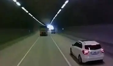 فرار راننده کامیون پس از له کردن یک خودرو در تونل + فیلم 