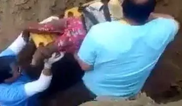 نجات دختر بچه‌ای که همراه سگش داخل چاه افتاده بود