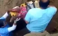 نجات دختر بچه‌ای که همراه سگش داخل چاه افتاده بود