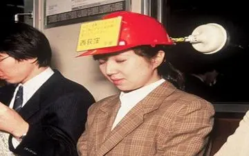 وسیله‌ای برای خواب راحت در مترو