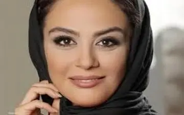 پوشش و ظاهر لاله مرزبان در یک مکان زیارتی