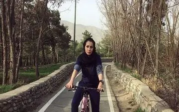 دوچرخه سواری گل ناز عباسی در چیتگر (عکس)