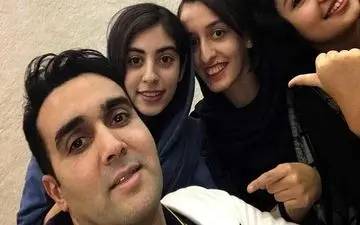 دخترهای طرفدار پوریا پورسرخ دور او حلقه زدند! 