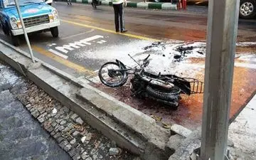 به آتش کشیدن موتور در خیابان ولی عصر تهران در اعتراض به توقیف موتور/عکس