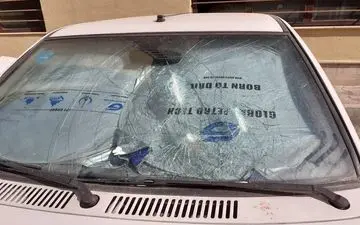  تخریب ۱۰ دستگاه خودرو توسط یک شرور پس از شنیدن جواب منفی در خواستگاری