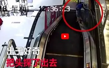 بازیگوشی پسر نوجوان حین سوار شدن پله برقی کار دستش داد! +فیلم